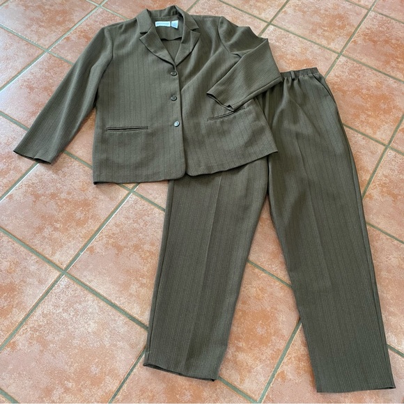 Alfred Dunner Pants - Alfred Dunner Pinstripe Pantsuit Size 16 Pants & Jacket Polyester Light Weight